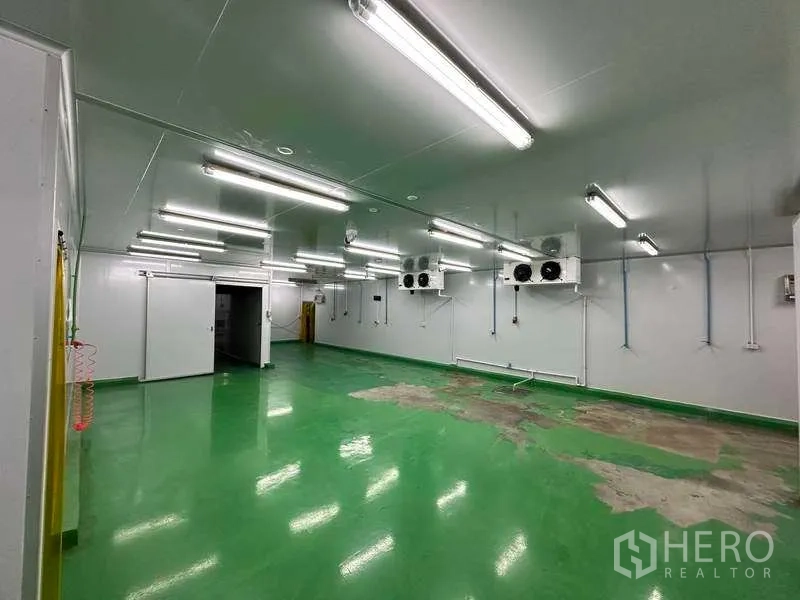 Warehouse for rent in Khlong Luang, Pathum Thani - Large insulated cultivation room with multiple cooling units and LED lighting.