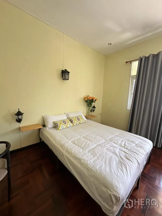 Home Office for rent in Suan Luang, Bangkok - Compact bedroom with double bed, side shelves, and window curtains.
