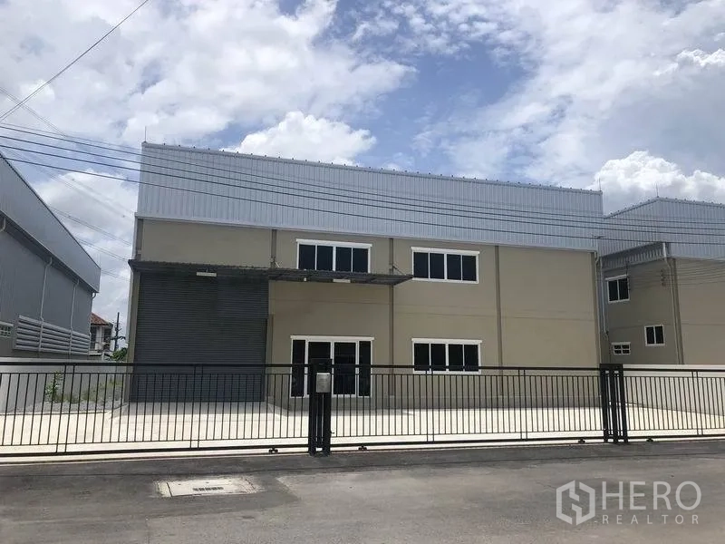 货栈 出租或出售在Bang Phli, Samut Prakan - 两层现代仓库，金属屋顶，宽幅卷闸装卸口，办公室窗体，带大门的混凝土前场，位于邦普里。