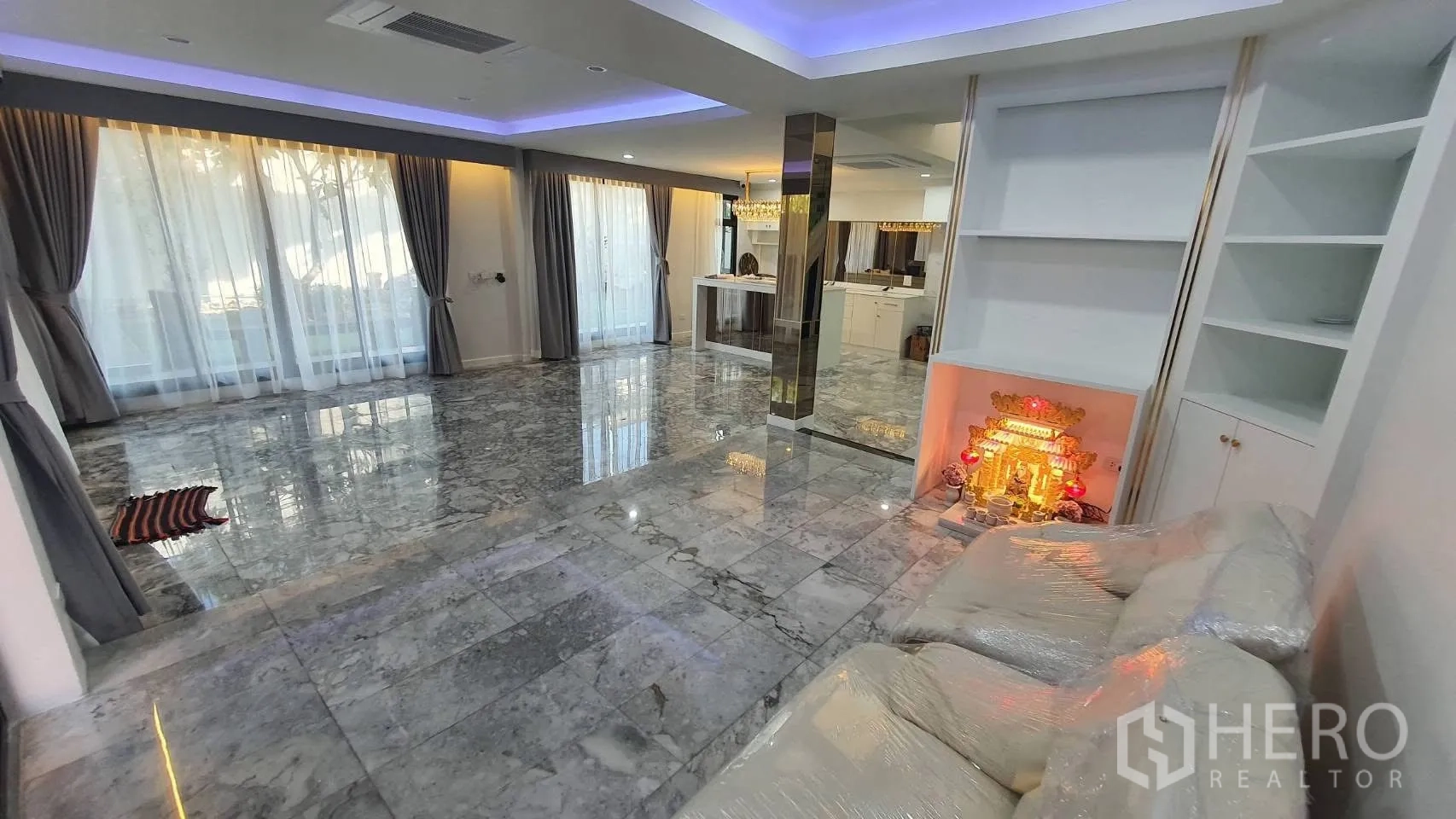 独栋房屋 for rent in Lat Phrao, Bangkok - 带顶车棚与露台，连接推拉玻璃门与室内。
