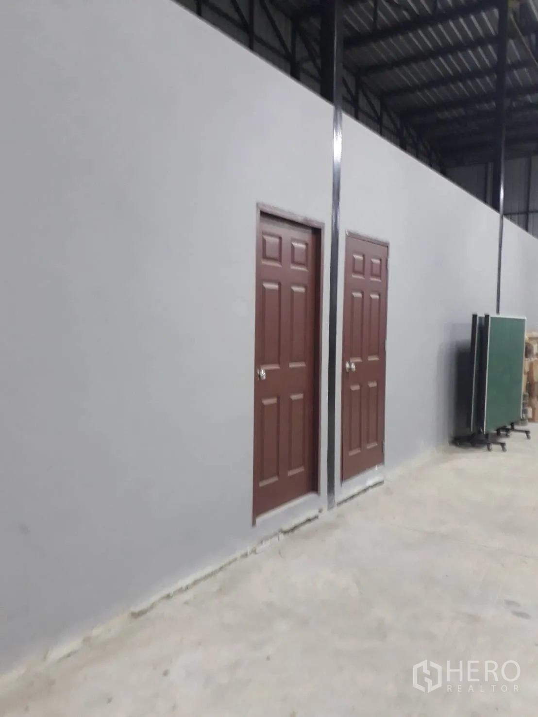 货栈 出售在Bang Len, Nakhon Pathom - 仓库内墙边双门的斜视图。