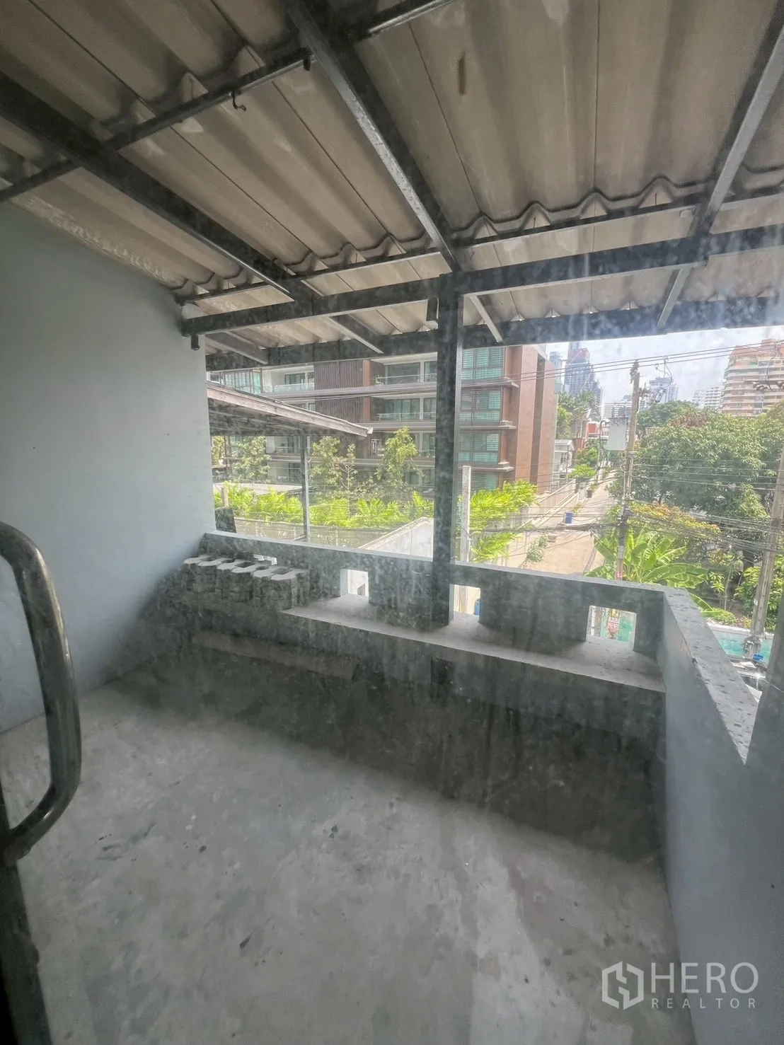โฮมออฟฟิศ for rent in Watthana, Bangkok - ระเบียงเล็กมีหลังคาพร้อมวิวถนนและเมือง