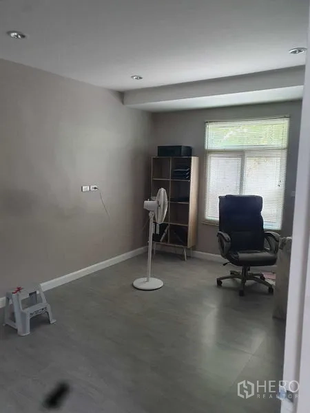 Home Office for rent in Suan Luang, Bangkok - Ground-floor study or office room with window and shelving.