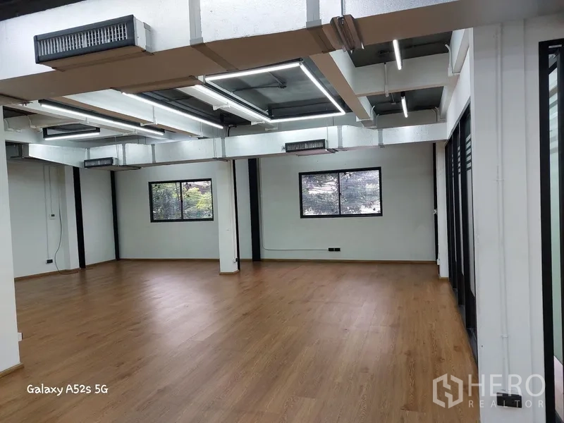 带办公室的家 出租在Khlong Toei, Bangkok - 采光充足的工作区，窗户与工业风天花，管道式空调。