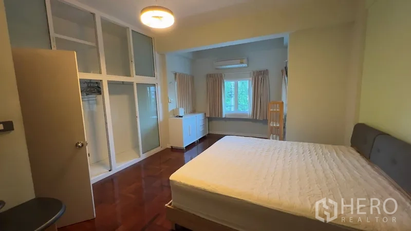 Townhouse for rent or sale in Khlong Toei, Bangkok - Another bright bedroom with built-in wardrobes and air conditioner.