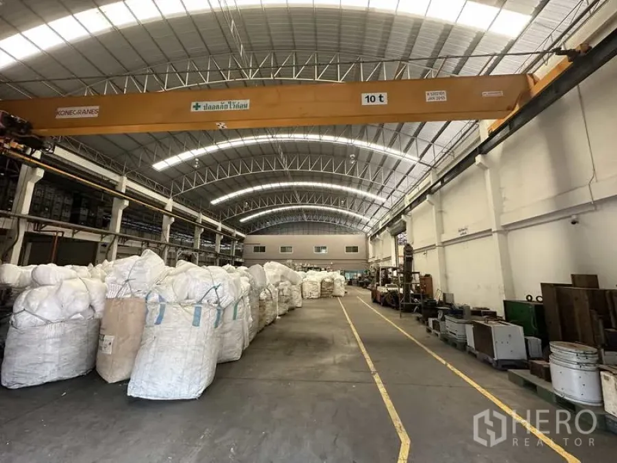 Factory for rent or sale in Khlong Luang, Pathum Thani - Main production hall with a 10-ton overhead crane and arched steel roof.