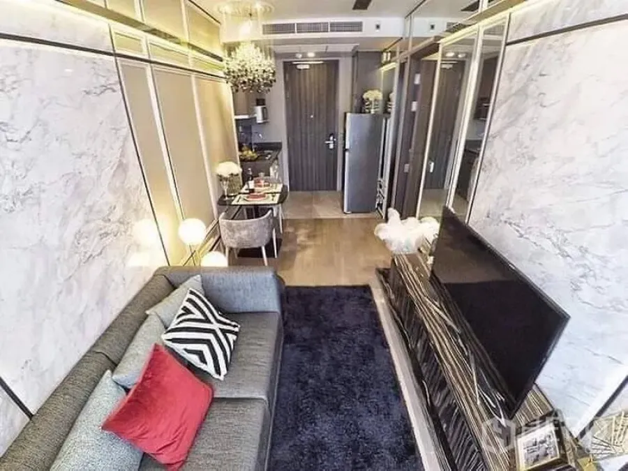 公寓 出租或出售在Watthana, Bangkok - 从沙发望向玄关，电视柜、深色地毯、紧凑厨房与餐桌、镜面墙一览。