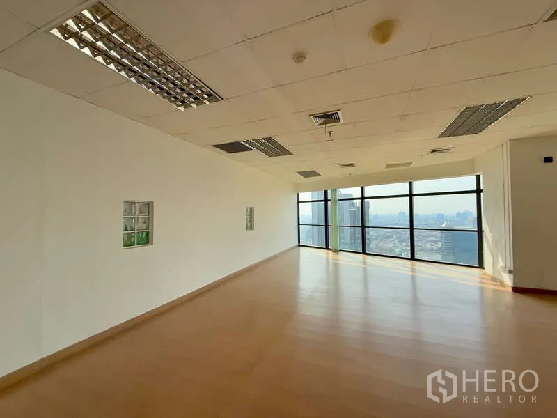 Office Space for rent in Chatuchak, Bangkok - Sunlit corner space featuring wall-to-wall windows and sweeping views.