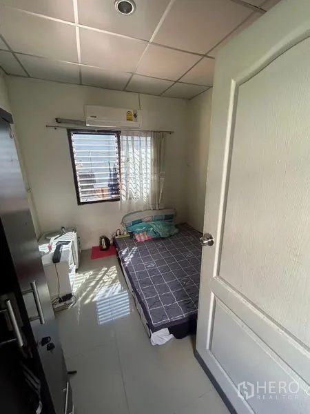 店屋 出租在Khlong Toei, Bangkok - 小型卧室，设窗户、空调与瓷砖地面。