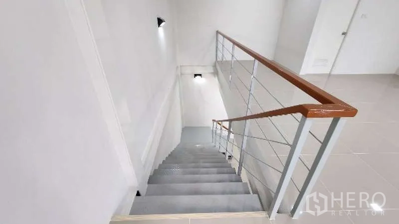 工厂 出租在Bang Bo, Samut Prakan - 室内楼梯，金属栏杆，通往明亮的夹层办公室