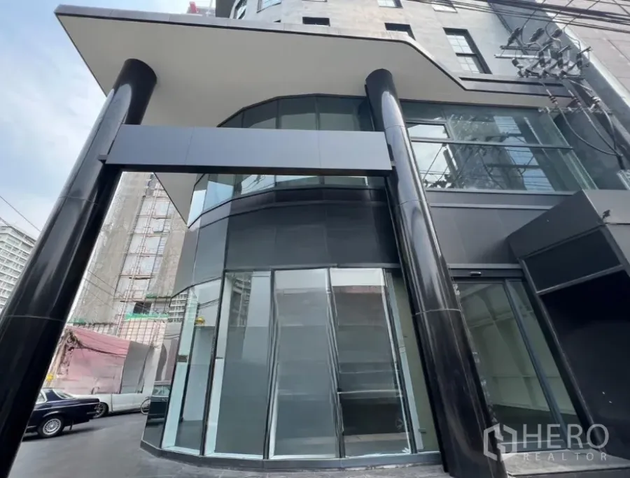 Retail Space for rent in Watthana, Bangkok - Modern retail building exterior with tall black columns and a glass facade in Thonglor, Watthana.