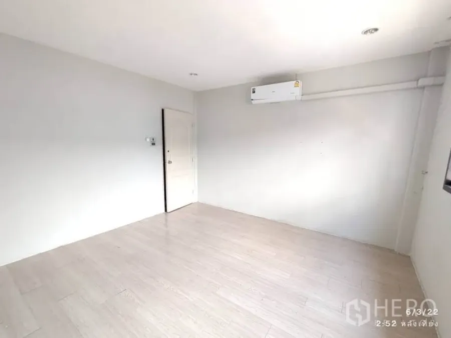 Retail Space for rent in Phaya Thai, Bangkok - Bright empty retail room with light wood flooring, white walls and a wall-mounted air conditioner.