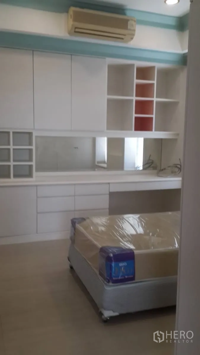 独立式住宅 出租或出售在Huai Khwang, Bangkok - 卧室或书房，白色一体柜、镜面背板与壁挂空调。