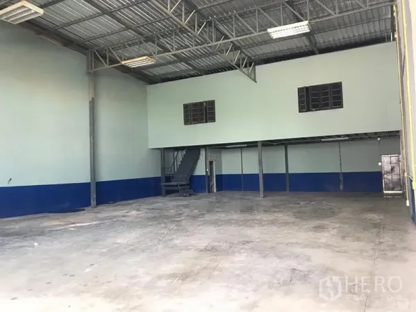 Warehouse for rent in Lat Krabang, Bangkok - Spacious open warehouse floor with mezzanine level, stairs and ventilation windows.