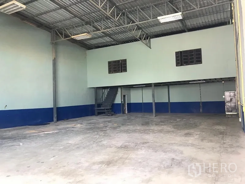 Warehouse for rent in Lat Krabang, Bangkok - Spacious open warehouse floor with mezzanine level, stairs and ventilation windows.