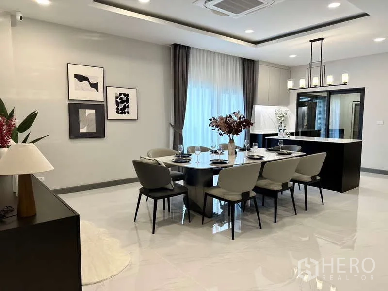 Detached House for rent in Bang Phli, Samut Prakan - Open dining and pantry area beside sliding doors to the kitchen.