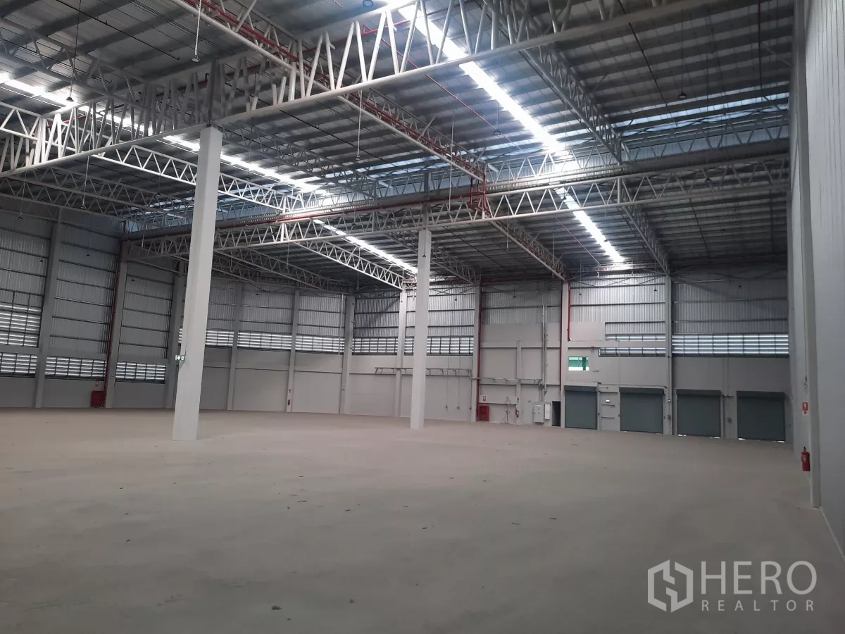 โรงงาน ให้เช่าในBang Lamung, Chon Buri - โซนท่าโหลดภายใน มีประตูม้วนและแท่นยกระดับสำหรับรถบรรทุก