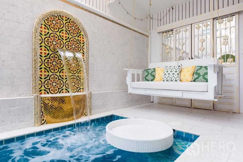 Townhouse for rent in Lat Phrao, Bangkok - Covered patio with small plunge pool, tiled wall fountain and hanging swing bench.