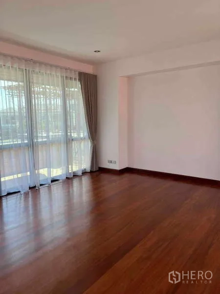 Detached House for rent in Bang Phli, Samut Prakan - Bright empty room with wooden flooring, recessed lighting and large windows with sheer curtains.