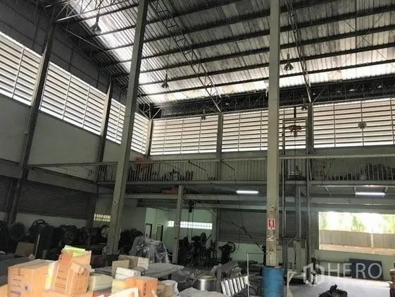 工厂 出售在Khlong Luang, Pathum Thani - 宽敞生产区，百叶窗采光通风，夹层走道与卷闸门。