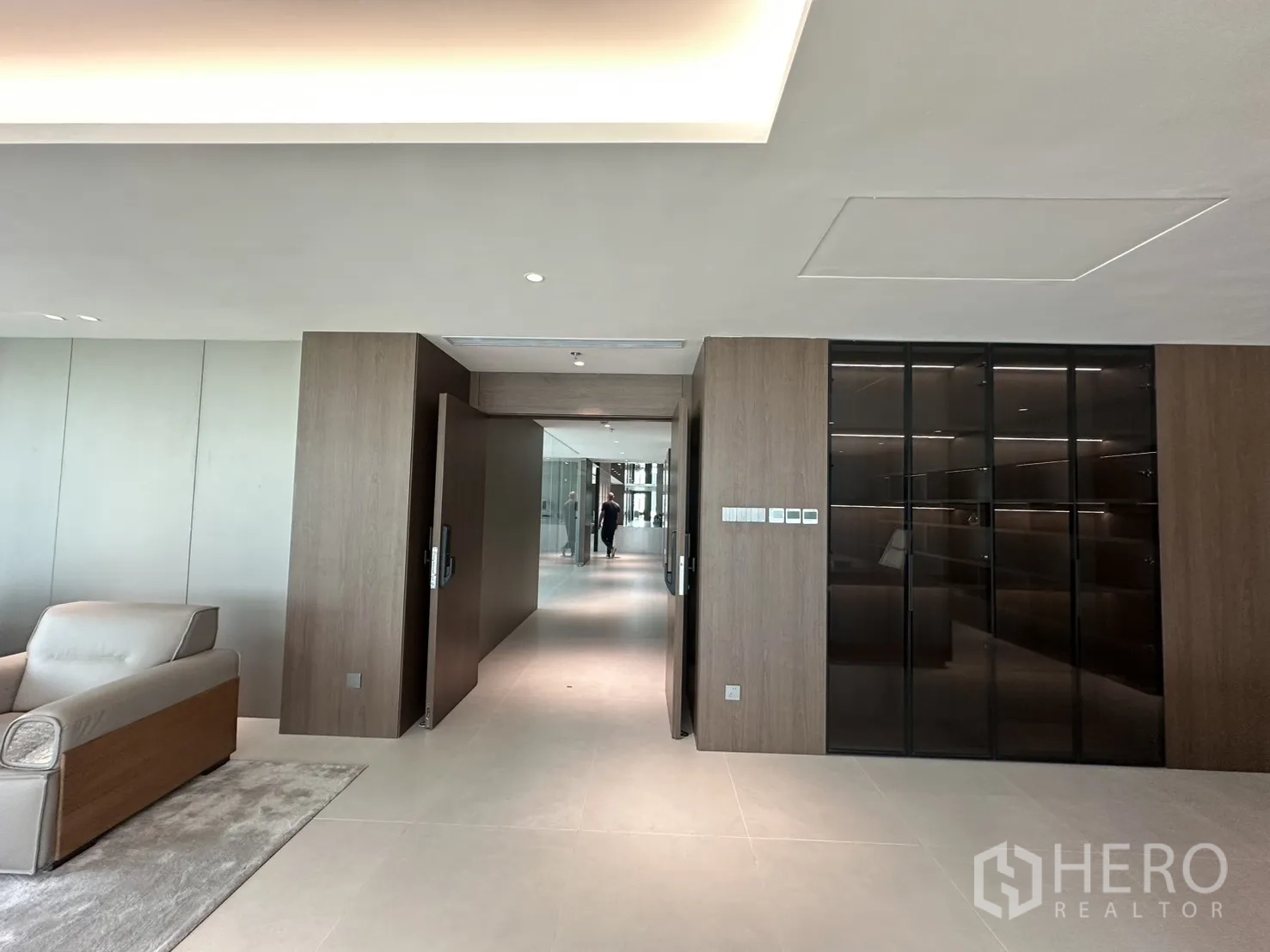 Office Space for rent in Din Daeng, Bangkok - Entrance lobby with wood paneling and a glass display cabinet.