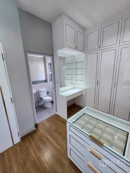 Detached House for rent in Bang Khen, Bangkok - Walk-in dressing area with built-in white cabinetry, lighted vanity and ensuite access.