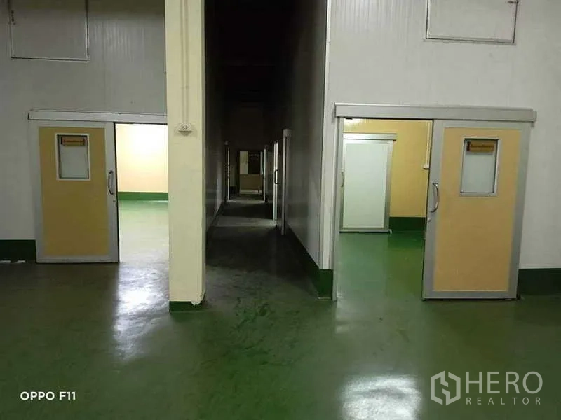 Warehouse for rent or sale in Mueang Samut Sakhon, Samut Sakhon - Corridor flanked by insulated clean rooms with sliding doors.