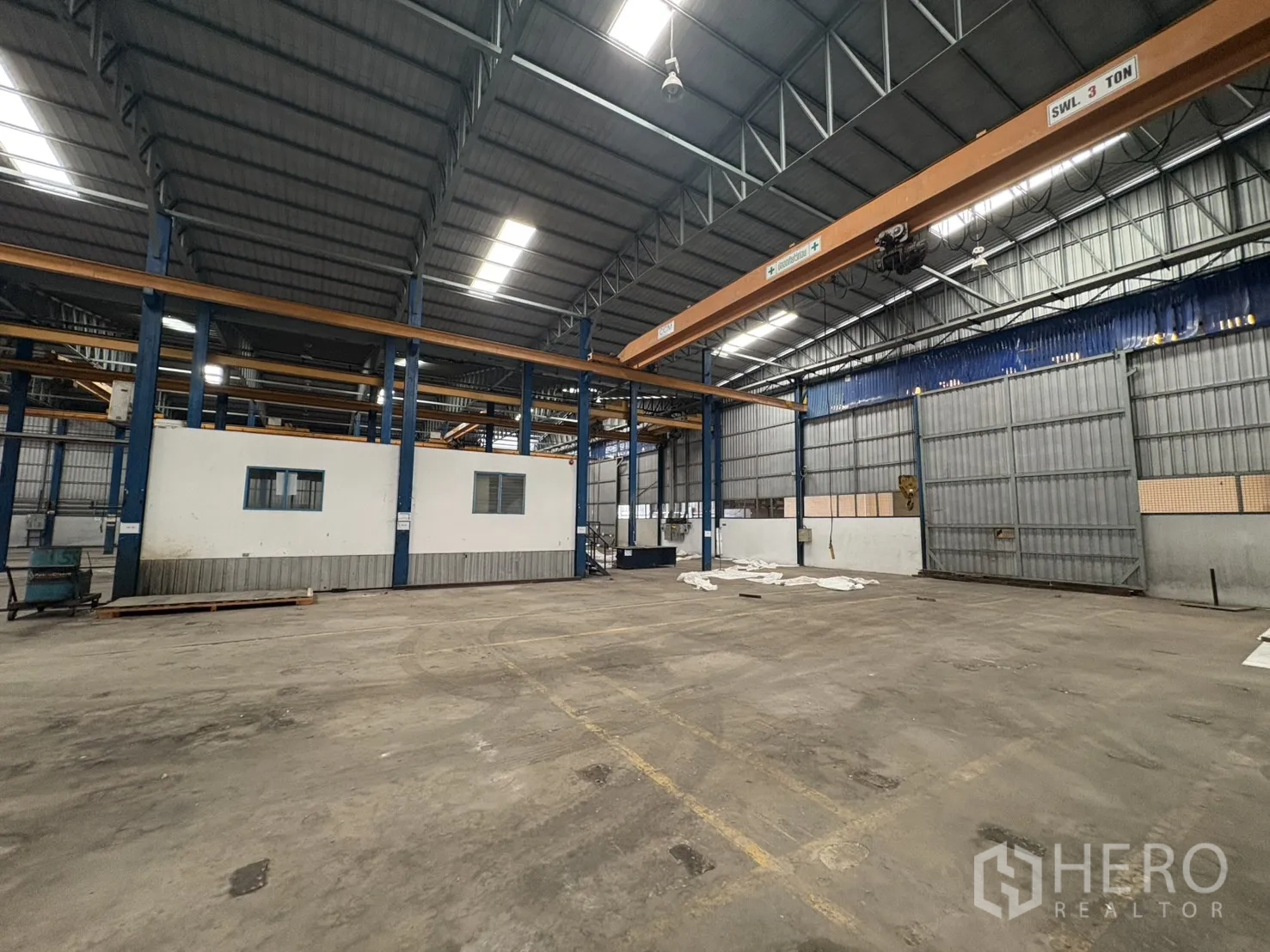 Factory for rent in Phra Pradaeng, Samut Prakan - Workshop bay with 3‑ton overhead crane and roller shutter wall.
