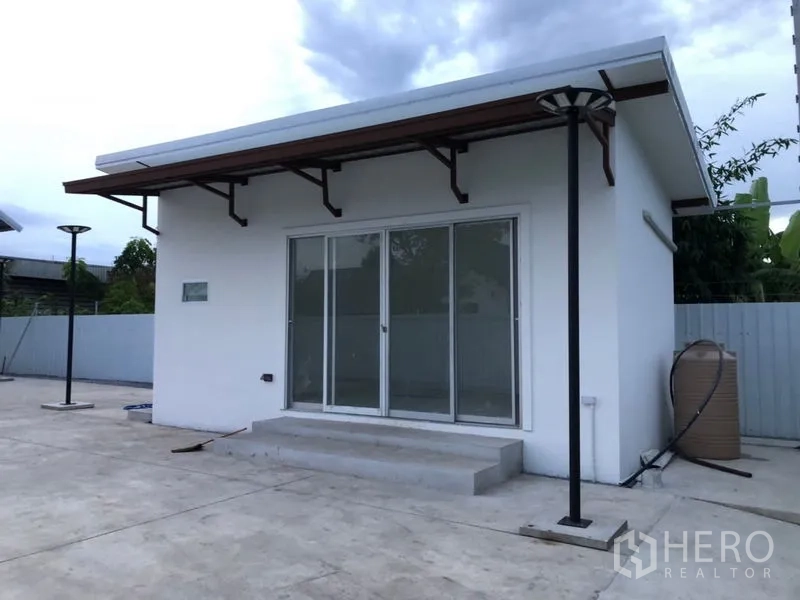 货栈 出租在Bueng Kum, Bangkok - 独立办公室建筑，推拉玻璃门，位于混凝土前院