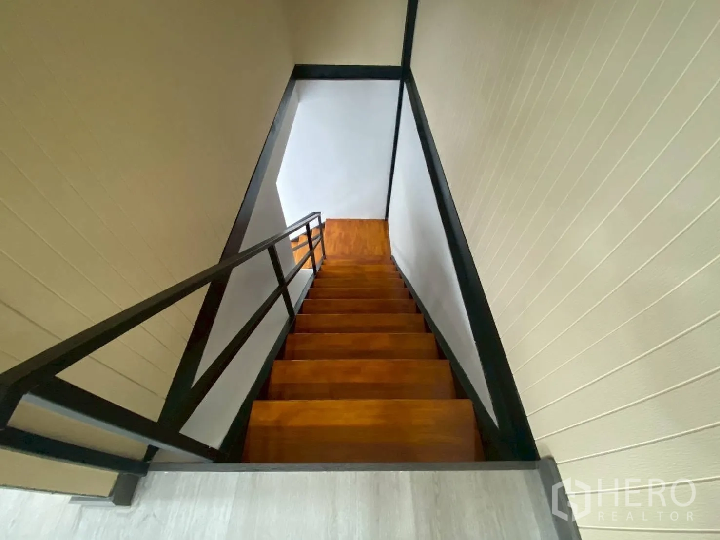 Warehouse for rent in Lam Luk Ka, Pathum Thani - Staircase with handrail connecting the ground floor to the upper office level.