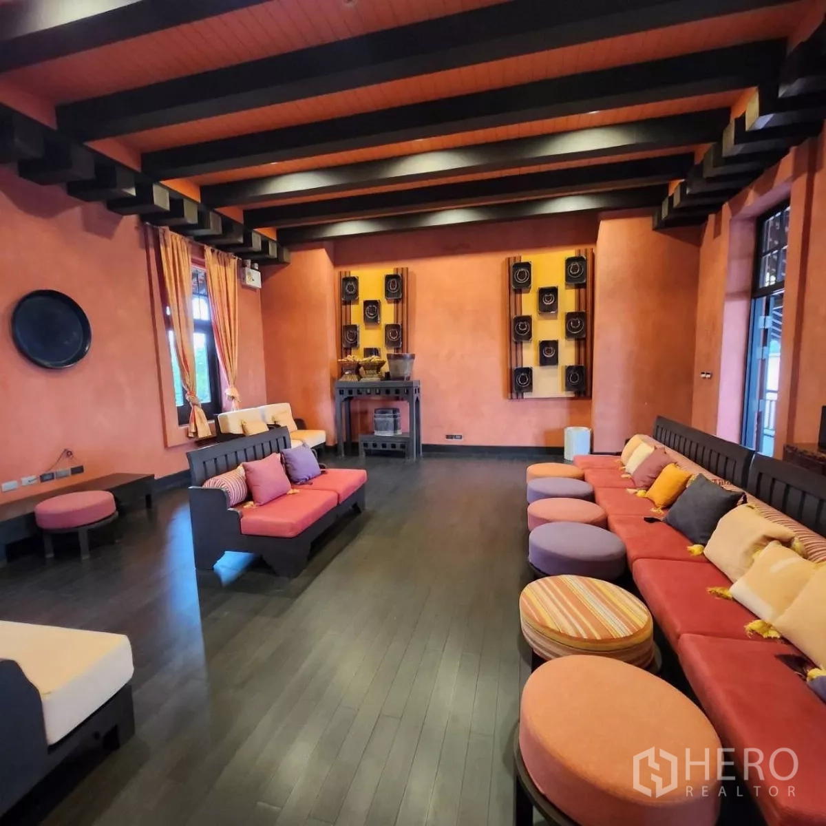 Detached House for rent or sale in Mueang Nonthaburi, Nonthaburi - Clubhouse lounge with colorful seating and warm-toned decor.