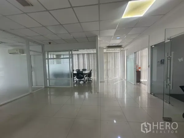 办公空间 出租在Huai Khwang, Bangkok - 明亮区域，设有磨砂玻璃会议室、推拉门、竖百叶和分体空调。