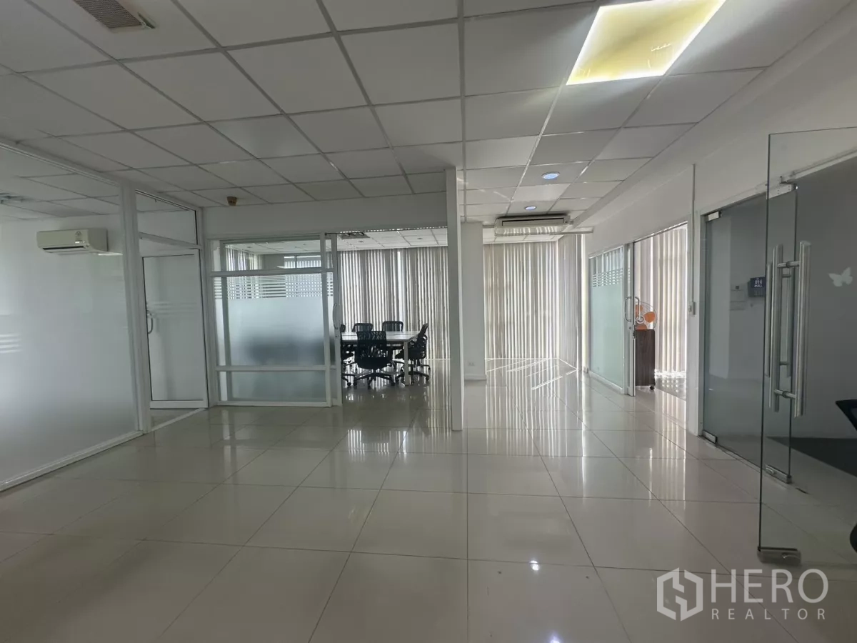 办公空间 出租在Huai Khwang, Bangkok - 明亮区域，设有磨砂玻璃会议室、推拉门、竖百叶和分体空调。