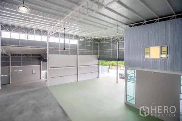 Warehouse for rent in Lat Krabang, Bangkok - High-ceiling warehouse interior with steel trusses, large openings and mezzanine office pods.
