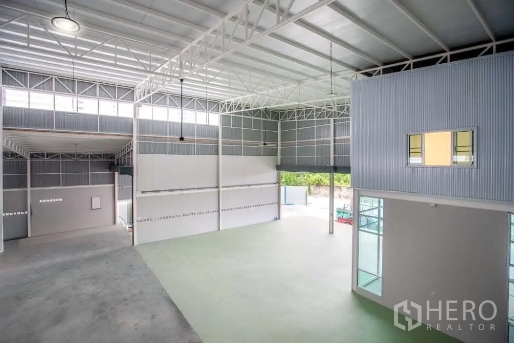 Warehouse for rent in Lat Krabang, Bangkok - High-ceiling warehouse interior with steel trusses, large openings and mezzanine office pods.