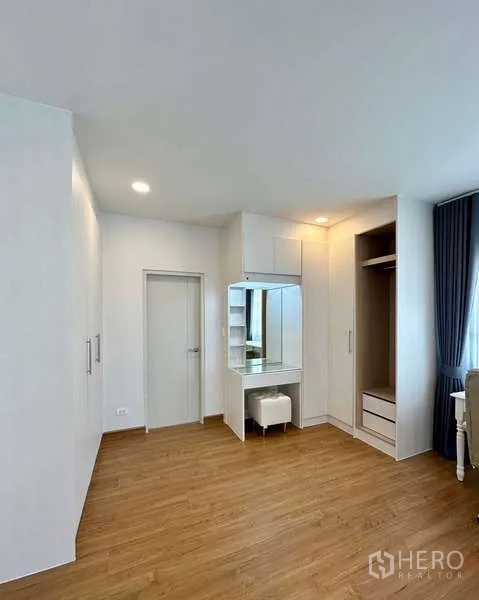 Detached House for rent in Bang Phli, Samut Prakan - Dressing area with built-in wardrobes, vanity table and stool.