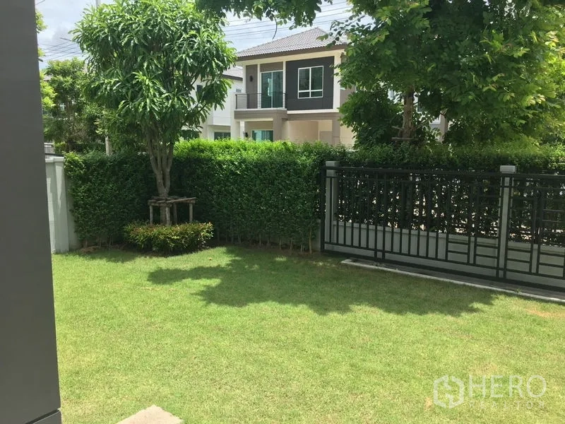 Detached House for rent in Khlong Luang, Pathum Thani - Shaded private garden with mature trees and tall hedges.