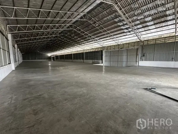 คลังสินค้า ให้เช่าในLat Krabang, Bangkok - พื้นที่จัดเก็บกว้าง ผนังเมทัลระบายอากาศ แผ่นสกายไลต์ และพื้นคอนกรีตขัดมัน
