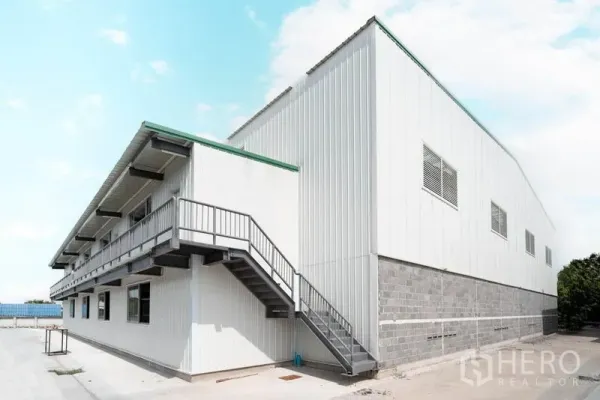Warehouse for rent in Lat Krabang, Bangkok - Side view of the warehouse with metal staircase to mezzanine offices, insulated cladding and ventilation panels.