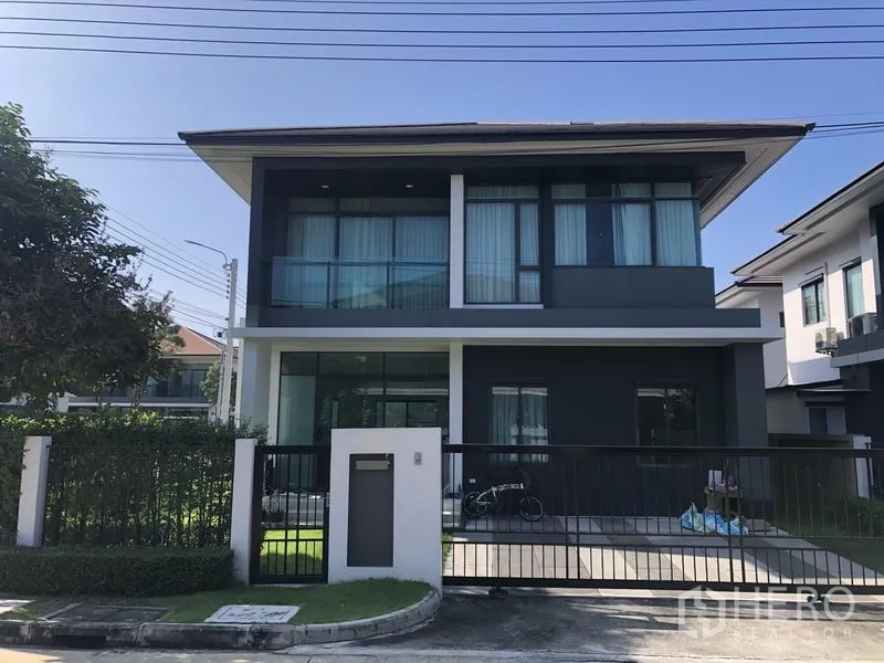 Detached House for rent in Bang Kapi, Bangkok - Modern two-storey detached house with glass balcony and gated driveway in Bang Kapi.
