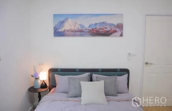 独立式住宅 出租在Bang Phli, Samut Prakan - 客卧配双人床、壁画与床头灯。