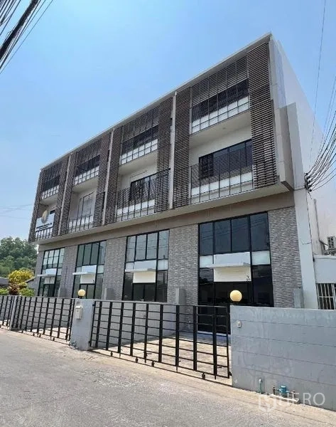 Home Office for rent in Bang Kapi, Bangkok - Modern multi-storey home office with louvered balconies, full-height glass and a gated entrance on a quiet Bang Kapi street.