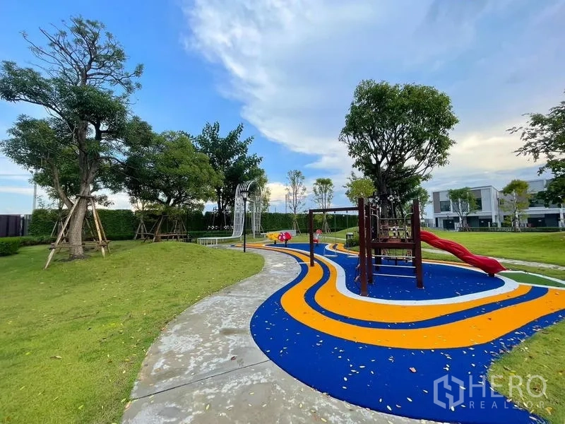 联排别墅 出租在Bang Phli, Samut Prakan - 多彩儿童游乐场，滑梯与橡胶跑道。