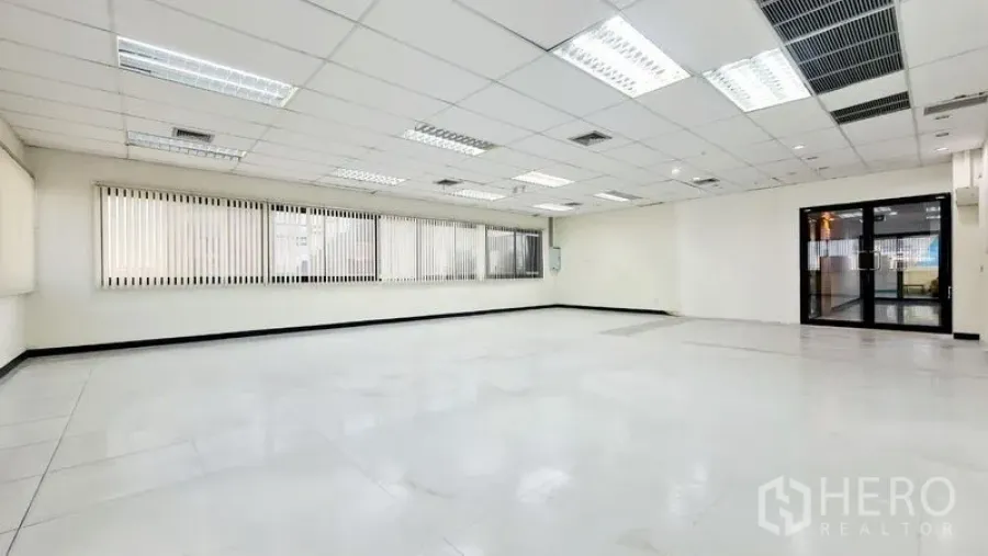 办公空间 出租在Watthana, Bangkok - 宽敞开放办公室，白色地砖、格栅吊顶、照明与中央空调。