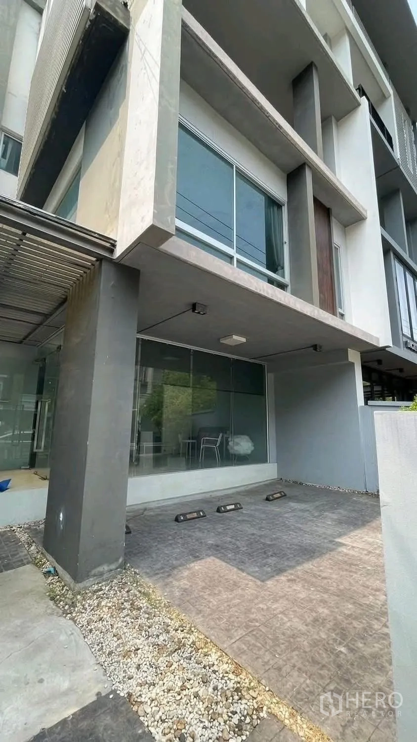 Home Office for rent or sale in Wang Thonglang, Bangkok - Covered front parking area with glass frontage and stone edging.