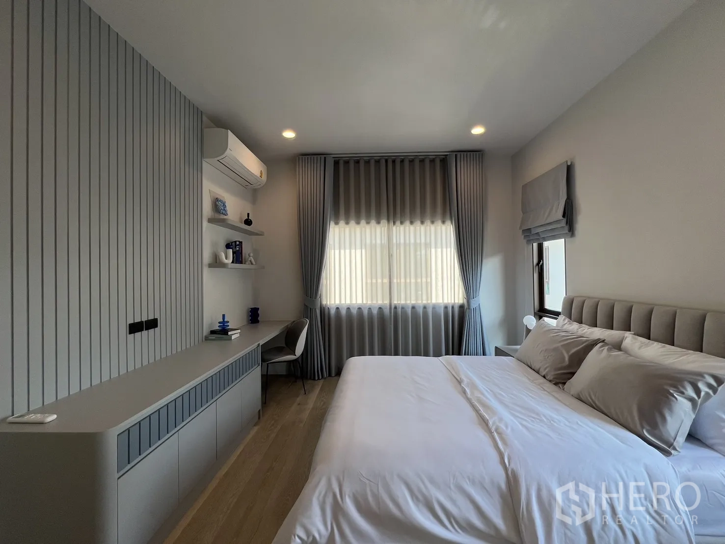 Detached House for rent or sale in Bang Kapi, Bangkok - Third bedroom alternate angle showing bed and desk area.