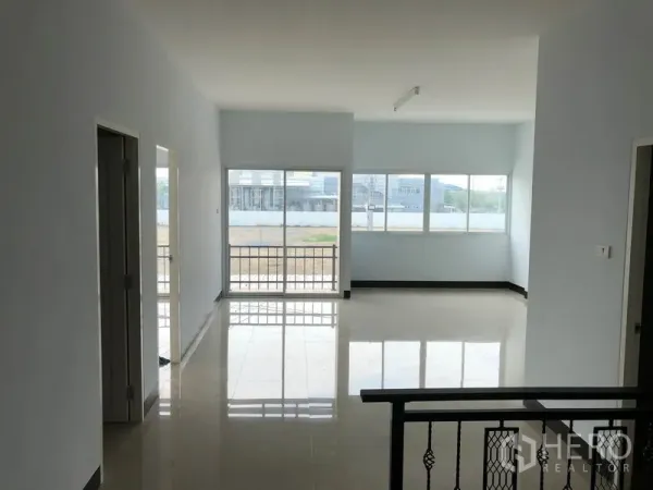 Factory for rent in Bang Len, Nakhon Pathom - Bright office room with glossy tile flooring and large windows overlooking the yard.