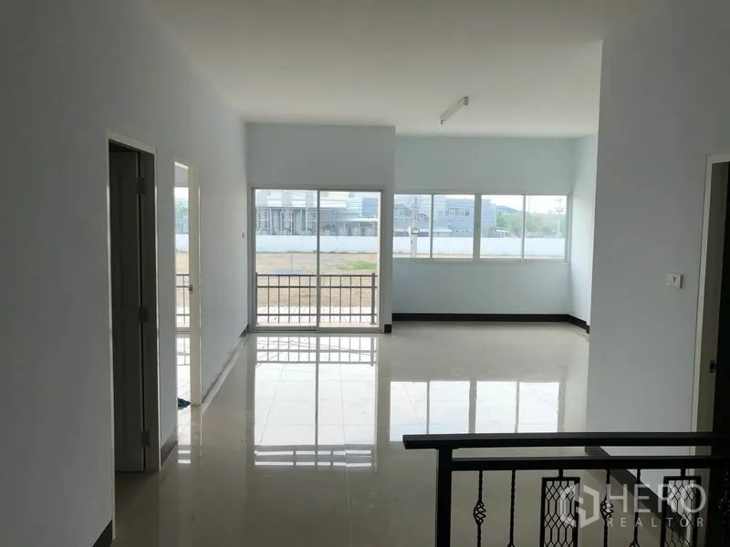 Factory for rent in Bang Len, Nakhon Pathom - Bright office room with glossy tile flooring and large windows overlooking the yard.