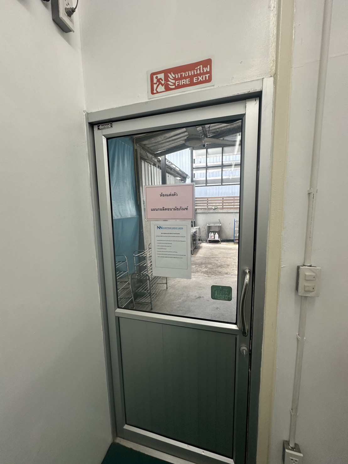 Warehouse for rent or sale in Lam Luk Ka, Pathum Thani - Fire exit door leading to an outdoor service area.