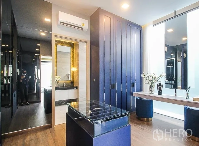 独立式住宅 出租或出售在Prawet, Bangkok - 步入式衣帽间，蓝色柜体、梳妆台与大窗